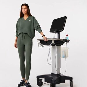 Figs NWOT Scrub Cargo Leggings